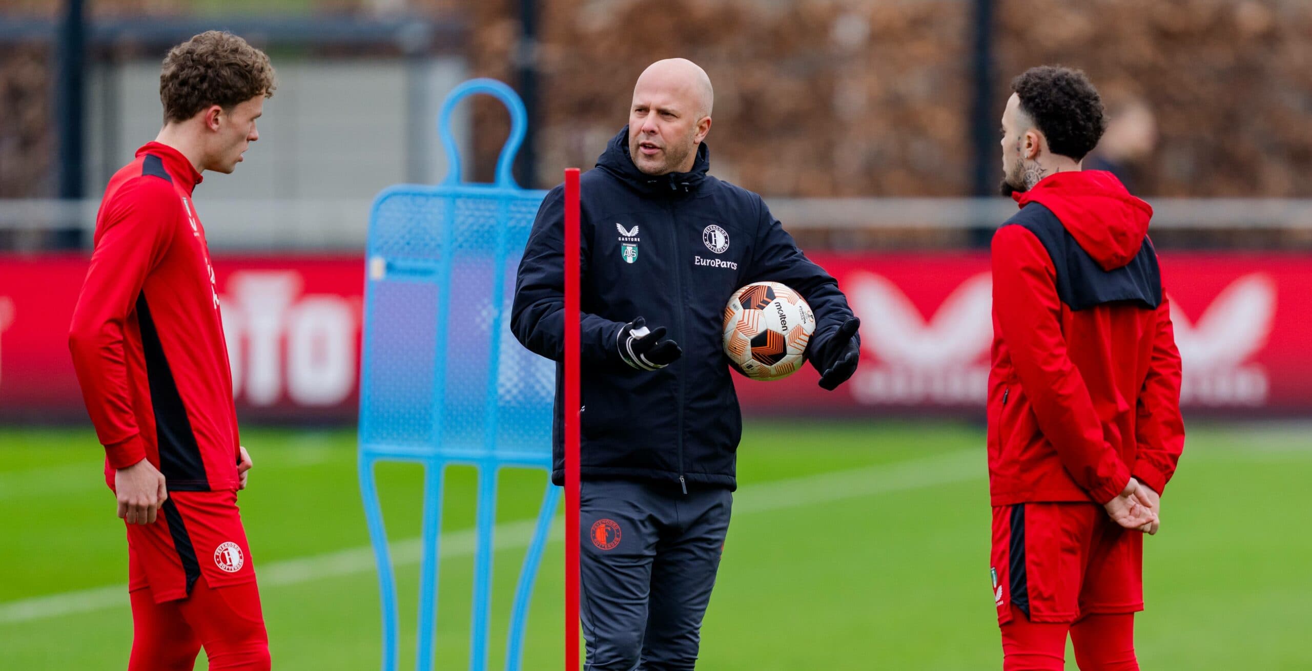 Arne Slot overseeing a Liverpool training session